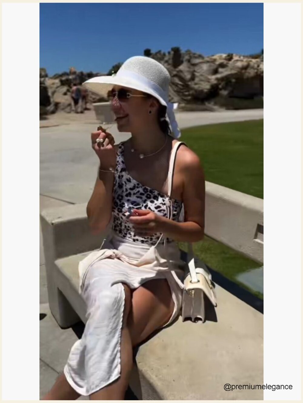 Straw Crossbody Bag with Leather Handle - Lightweight Tote for Summer - Picture 7 of 7